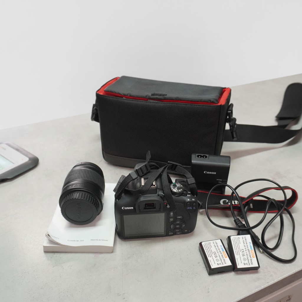 Canon EOS 2000D 2018 Schwarz, DSLR-Kamera, APS-C Sensor, EF-S 18-55mm Objektiv, 3 Akkus, Ladegerät und Fototasche inklusive | Zustand: Sehr Gut – Bild 2
