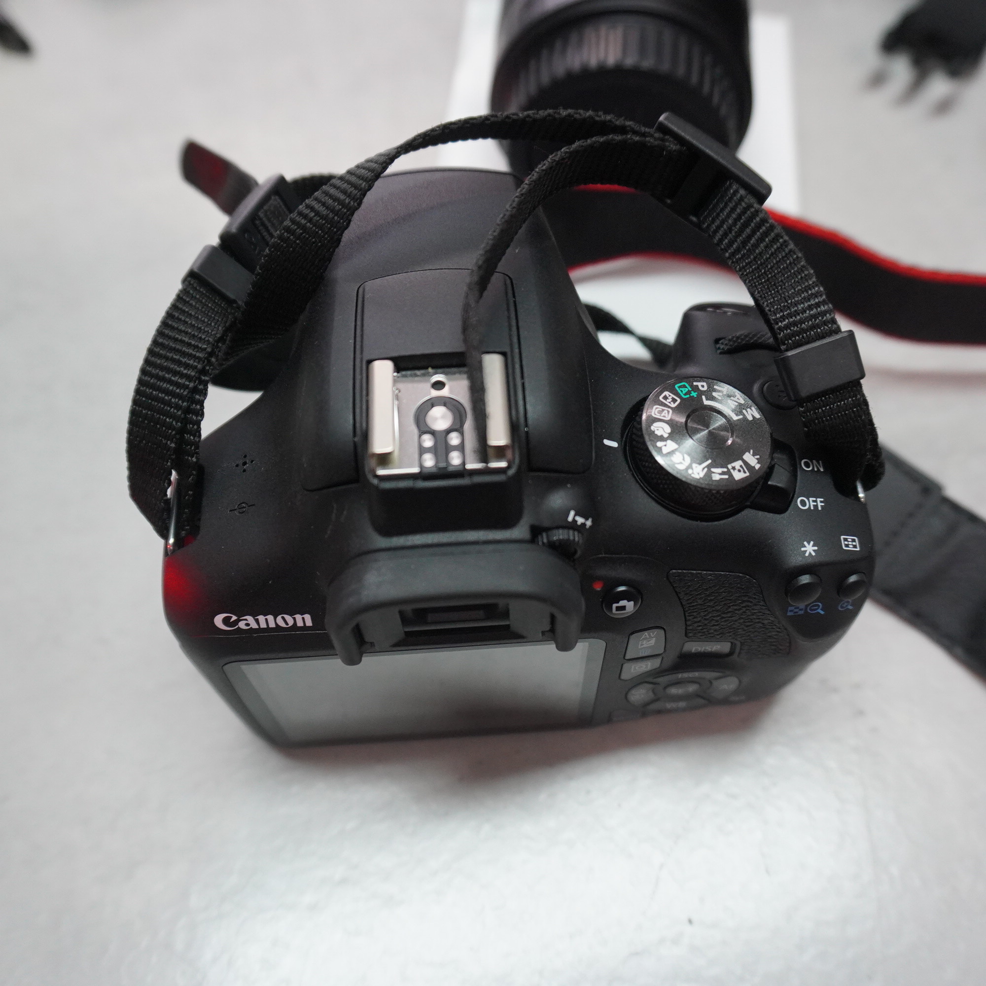 Canon EOS 2000D 2018 Schwarz, DSLR-Kamera, APS-C Sensor, EF-S 18-55mm Objektiv, 3 Akkus, Ladegerät und Fototasche inklusive | Zustand: Sehr Gut – Bild 3