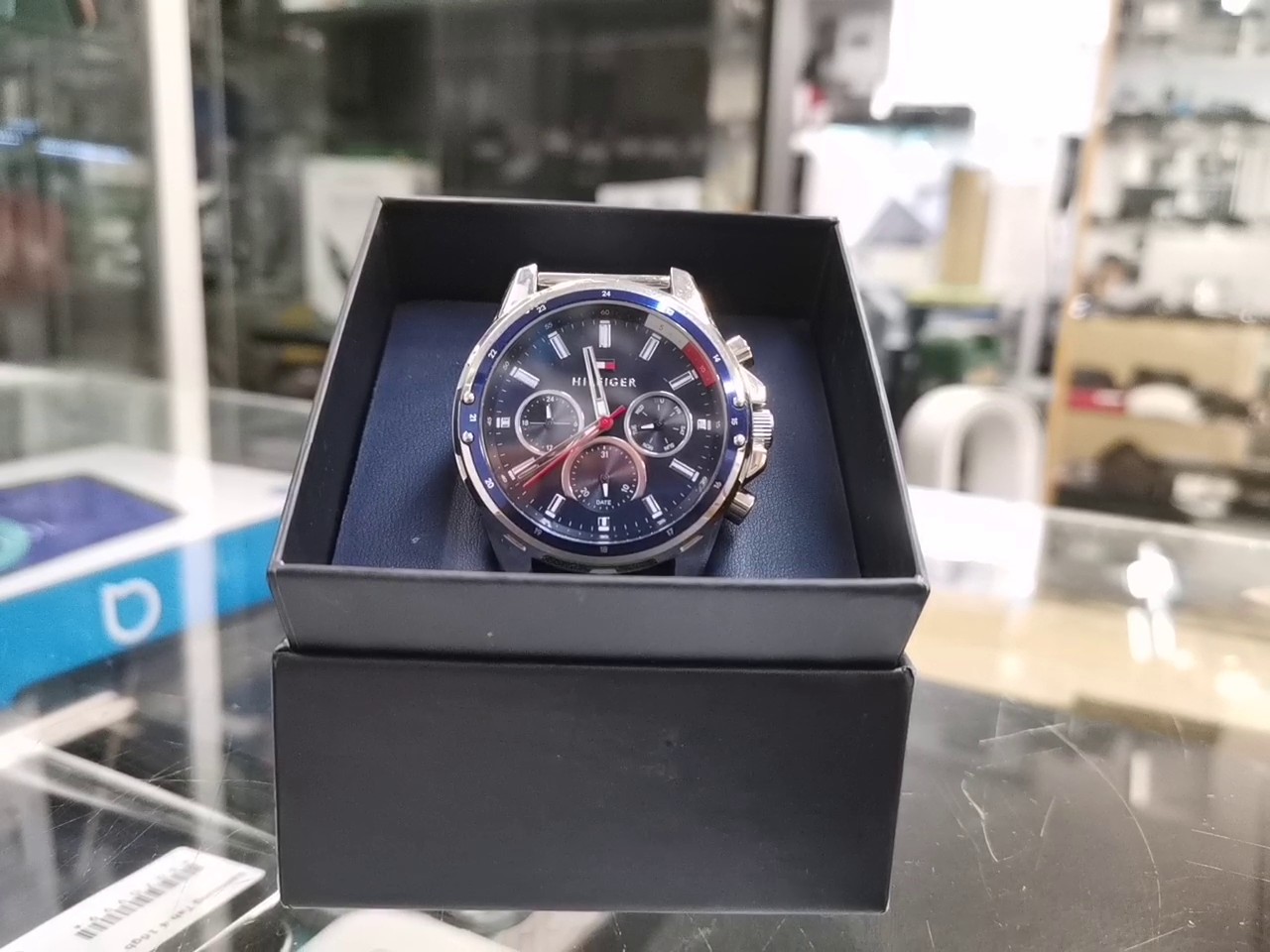 Tommy Hilfiger Herrenuhr Blau Silber, Chronograph, OVP, Batterie muss getauscht werden | Zustand: Sehr Gut – Bild 2