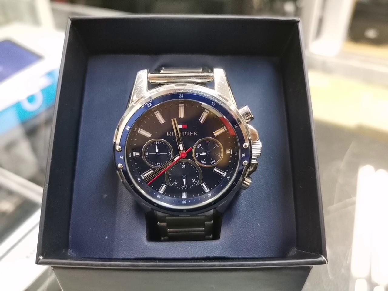 Tommy Hilfiger Herrenuhr Blau Silber, Chronograph, OVP, Batterie muss getauscht werden | Zustand: Sehr Gut – Bild 3