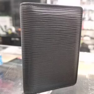 Louis Vuitton Pocket Organizer Epi Leder Schwarz, Edler Kartenetui und Organizer aus strapazierfähigem Epi-Leder in Schwarz mit mehreren Fächern für Karten und Geldscheine, kompakt und stilvoll für Herren | Zustand: Gut