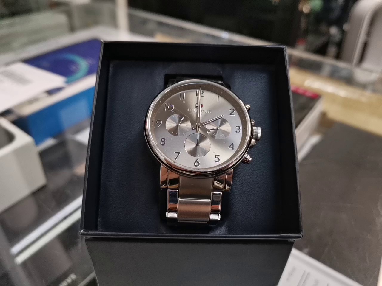 Tommy Hilfiger Chronograph Silber Edelstahl, Elegante Herrenuhr mit silberfarbenem Zifferblatt, arabischen Ziffern und Gliederarmband in OVP | Zustand: Sehr Gut – Bild 2
