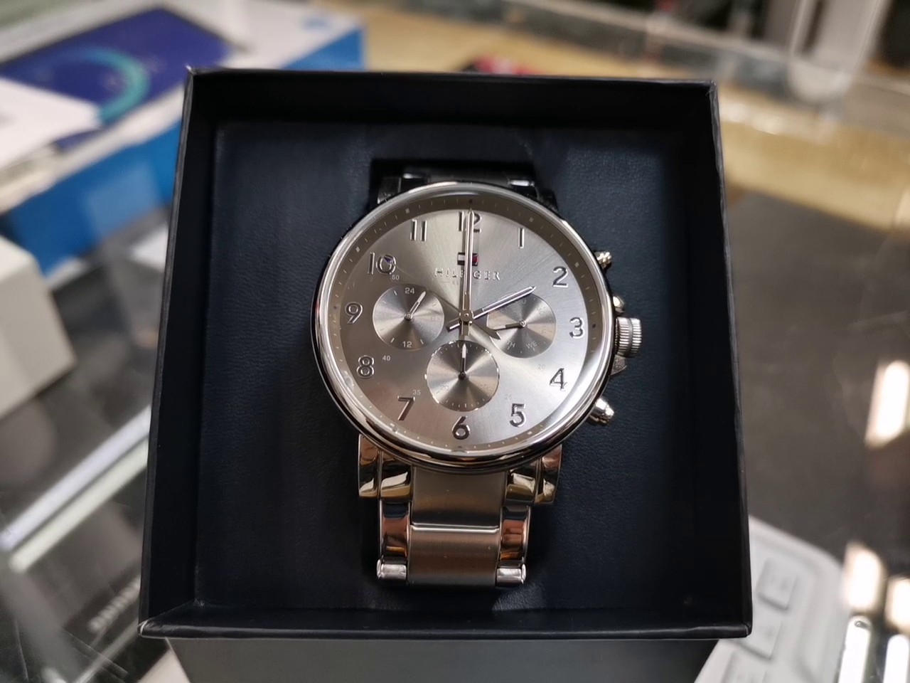 Tommy Hilfiger Chronograph Silber Edelstahl, Elegante Herrenuhr mit silberfarbenem Zifferblatt, arabischen Ziffern und Gliederarmband in OVP | Zustand: Sehr Gut – Bild 3