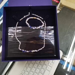 Swarovski Schmuckset Blau Silber, Set aus Kette, Armband und Ohrringen, mit blauen und weißen Kristallen, ovp | Zustand: Sehr Gut
