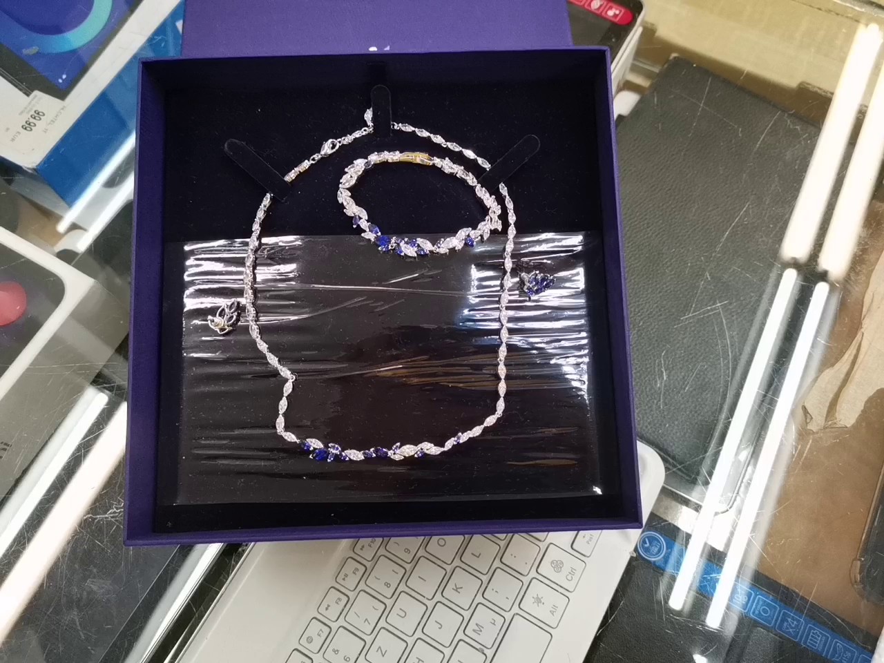 Swarovski Schmuckset Blau Silber, Set aus Kette, Armband und Ohrringen, mit blauen und weißen Kristallen, ovp | Zustand: Sehr Gut