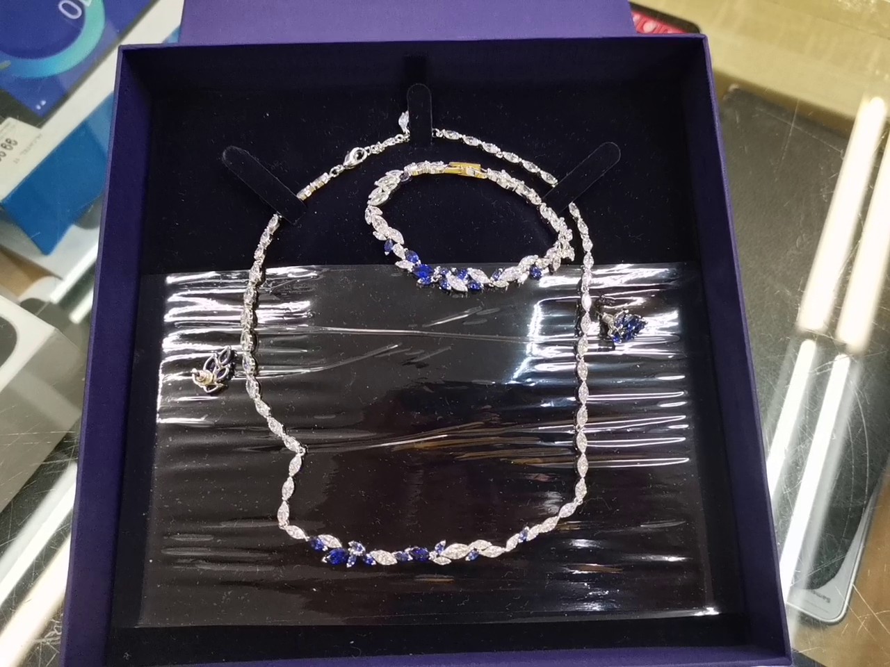 Swarovski Schmuckset Blau Silber, Set aus Kette, Armband und Ohrringen, mit blauen und weißen Kristallen, ovp | Zustand: Sehr Gut – Bild 2