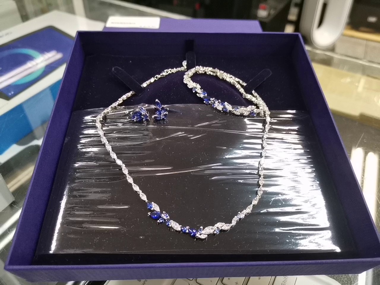 Swarovski Schmuckset Blau Silber, Set aus Kette, Armband und Ohrringen, mit blauen und weißen Kristallen, ovp | Zustand: Sehr Gut – Bild 4