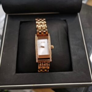 Hugo Boss Damenuhr Rosegold, Elegante Damen-Armbanduhr im rechteckigen Design mit funkelndem Kristallbesatz auf der Lünette, strukturiertem Zifferblatt und hochwertigem Gliederarmband in edlem Roségold, original verpackt | Zustand: Gut