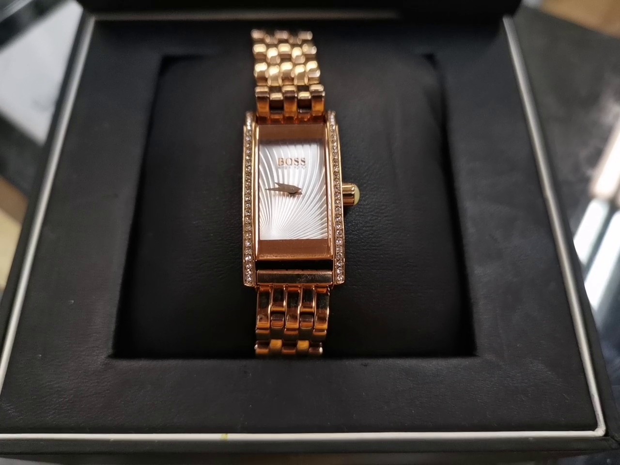 Hugo Boss Damenuhr Rosegold, Elegante Damen-Armbanduhr im rechteckigen Design mit funkelndem Kristallbesatz auf der Lünette, strukturiertem Zifferblatt und hochwertigem Gliederarmband in edlem Roségold, original verpackt | Zustand: Gut – Bild 2