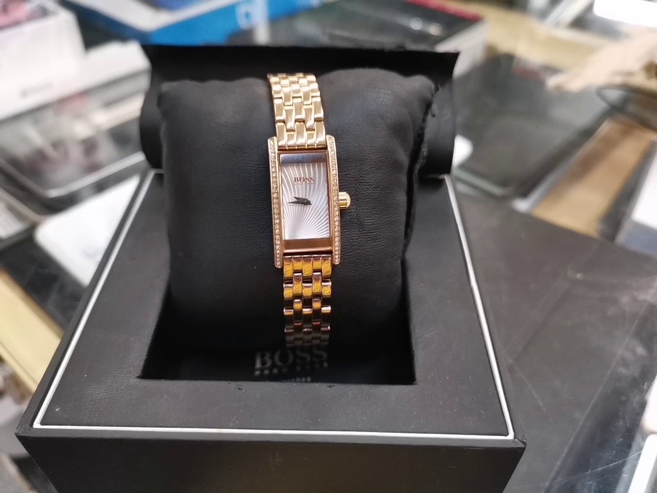 Hugo Boss Damenuhr Rosegold, Elegante Damen-Armbanduhr im rechteckigen Design mit funkelndem Kristallbesatz auf der Lünette, strukturiertem Zifferblatt und hochwertigem Gliederarmband in edlem Roségold, original verpackt | Zustand: Gut – Bild 3