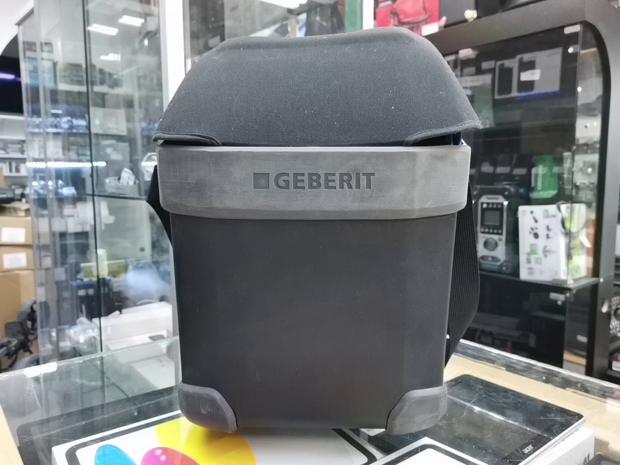 Geberit ESG 3 Elektroschweißgerät 2024 Schwarz/Blau, Elektroschweißgerät für PE- und Silent-db20-Rohre bis Ø 315 mm, max. 1085W-1810W, mit Tasche und IP55 Schutzart. | Zustand: Sehr Gut