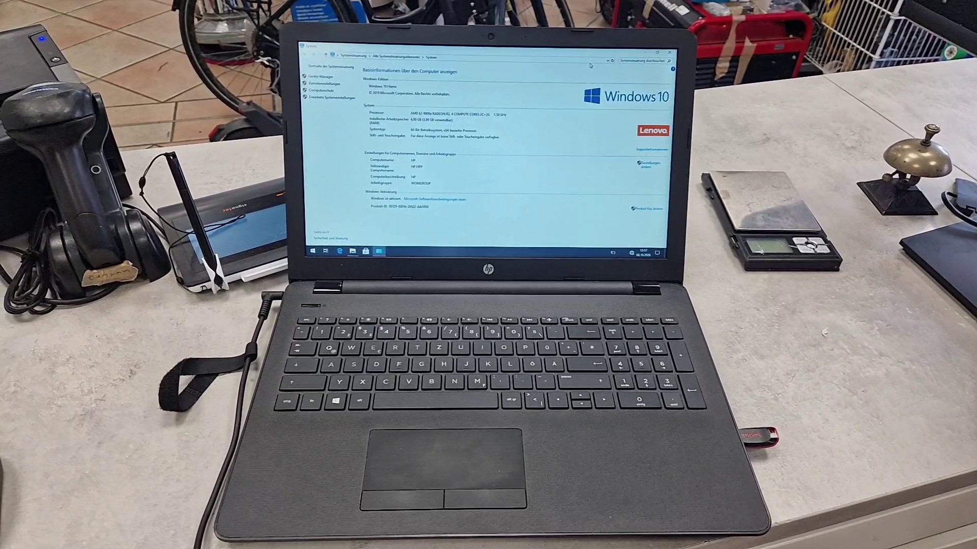 HP Notebook TPN-C130 Schwarz, AMD E2-9000e, 4 GB RAM, Win 10 Home, Netzteil, Tasche schwarz | Zustand: Sehr Gut