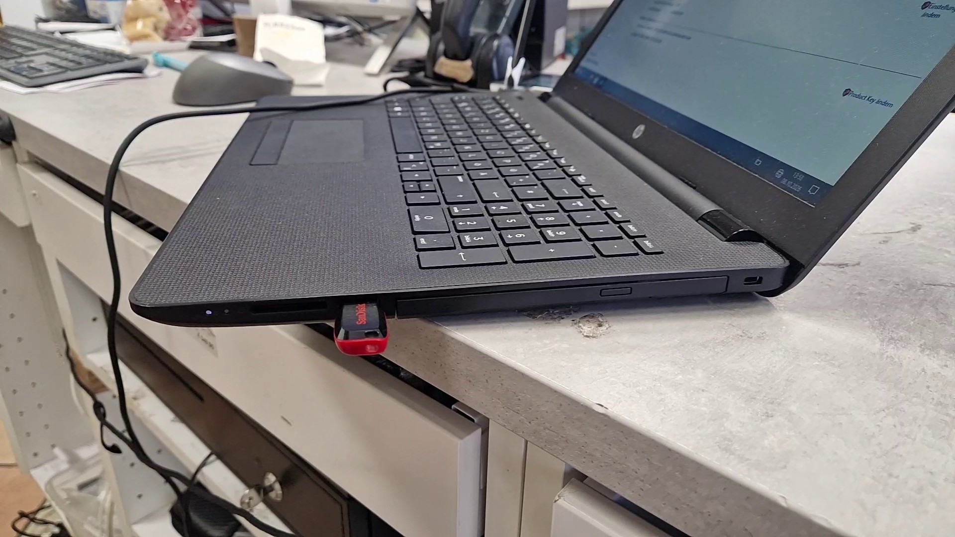 HP Notebook TPN-C130 Schwarz, AMD E2-9000e, 4 GB RAM, Win 10 Home, Netzteil, Tasche schwarz | Zustand: Sehr Gut – Bild 3