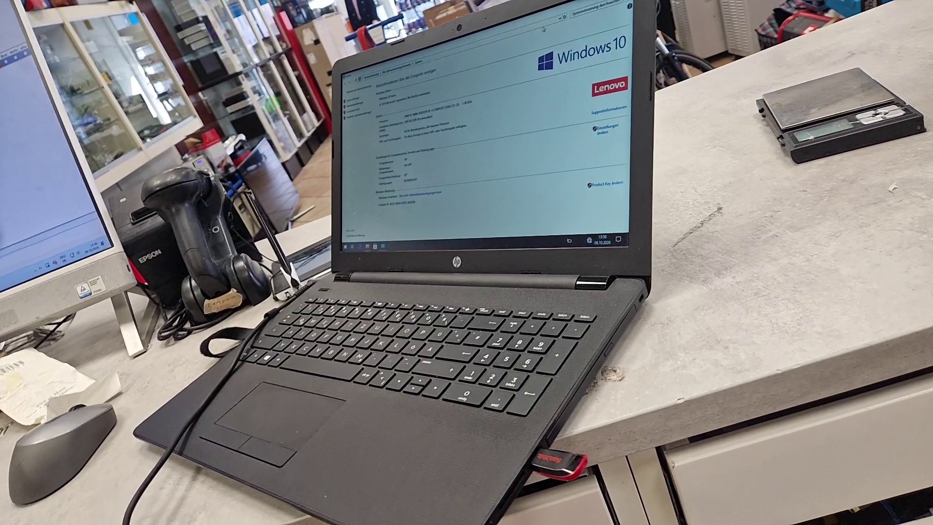 HP Notebook TPN-C130 Schwarz, AMD E2-9000e, 4 GB RAM, Win 10 Home, Netzteil, Tasche schwarz | Zustand: Sehr Gut – Bild 4