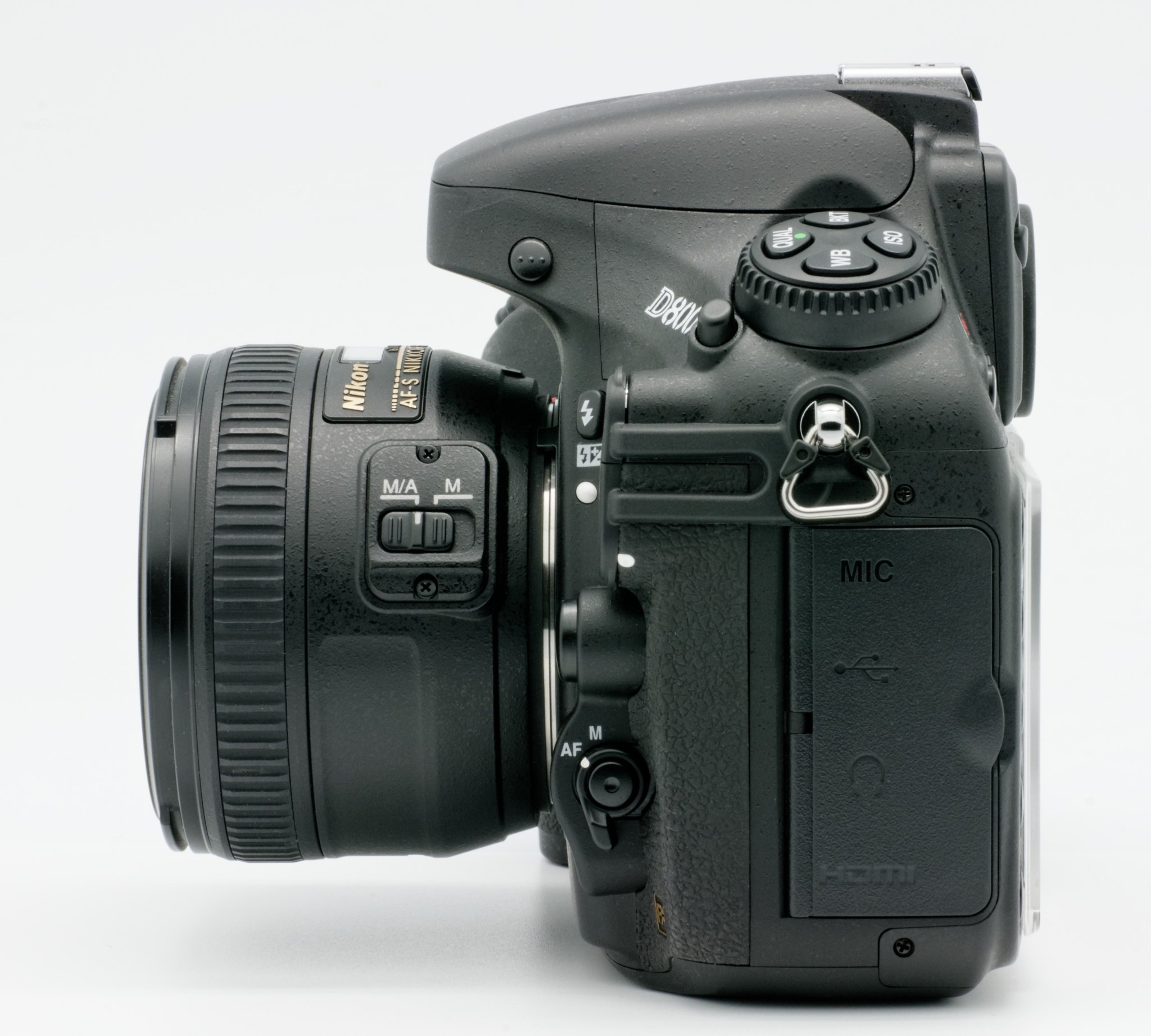 Nikon D800 DSLR mit 50mm f/1.4G & Zubehör, FX-Format, 36.3 MP, inkl. Batteriegriff, Ladegerät. Silber Koffer | Zustand: Gut