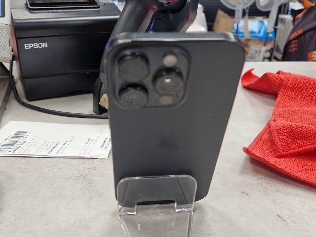 iPhone 16 Pro 128GB, 128GB, Schwarz, stark zerkratzt, Sprung hinten, Akku 93%. klein punkt am display | SimLock: Frei | Zustand: In Ordnung | Farbe: schwarz | Akku: 93% – Bild 2