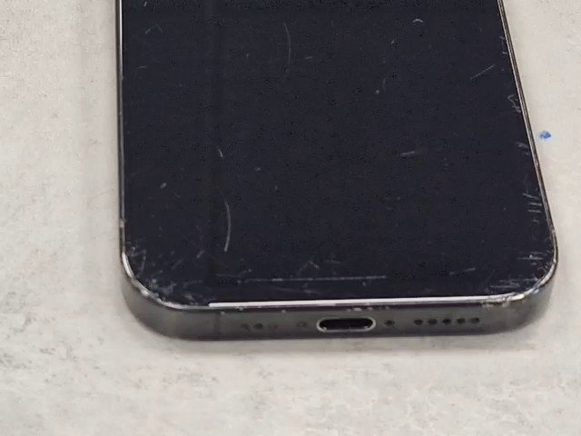 iPhone 16 Pro 128GB, 128GB, Schwarz, stark zerkratzt, Sprung hinten, Akku 93%. klein punkt am display | SimLock: Frei | Zustand: In Ordnung | Farbe: schwarz | Akku: 93% – Bild 4