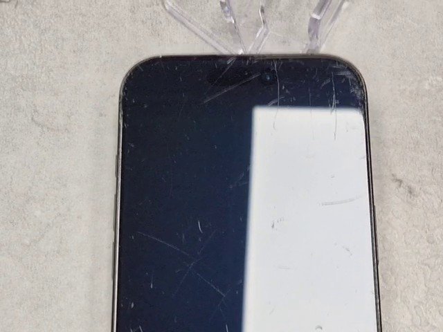 iPhone 16 Pro 128GB, 128GB, Schwarz, stark zerkratzt, Sprung hinten, Akku 93%. klein punkt am display | SimLock: Frei | Zustand: In Ordnung | Farbe: schwarz | Akku: 93% – Bild 5