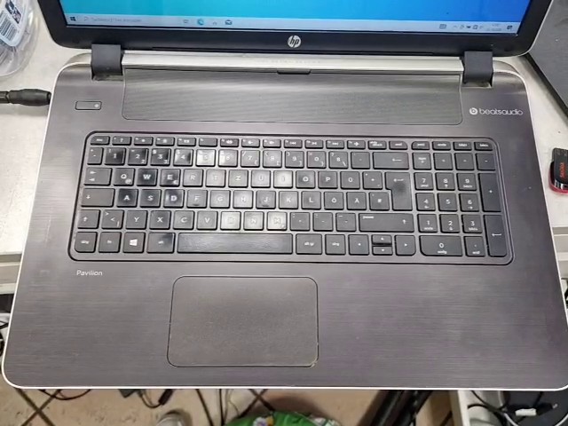 HP Pavilion Notebook, AMD A4-6210, 6 GB RAM, Windows 10 Home, Starke Abnutzung / Flecken lg | Zustand: Gut – Bild 2