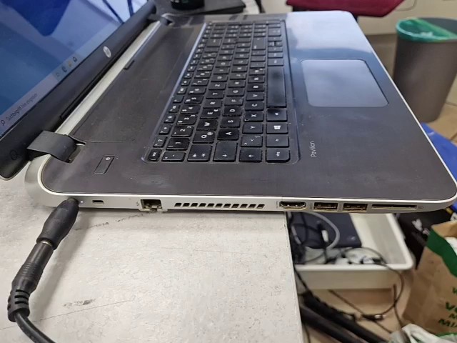 HP Pavilion Notebook, AMD A4-6210, 6 GB RAM, Windows 10 Home, Starke Abnutzung / Flecken lg | Zustand: Gut – Bild 3