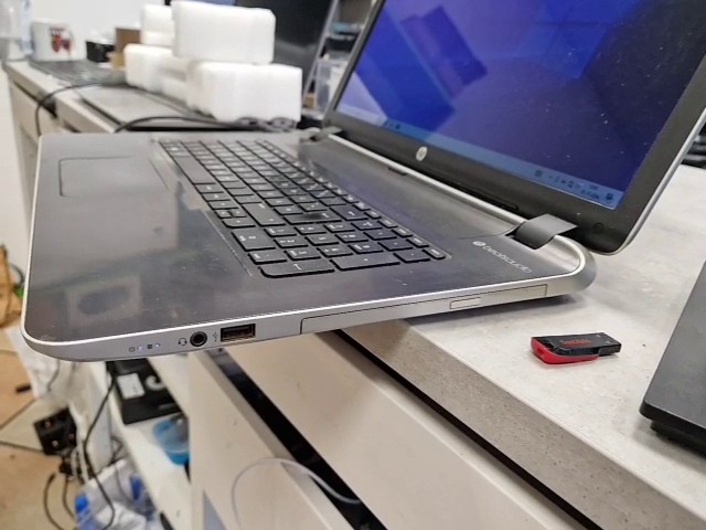 HP Pavilion Notebook, AMD A4-6210, 6 GB RAM, Windows 10 Home, Starke Abnutzung / Flecken lg | Zustand: Gut – Bild 4