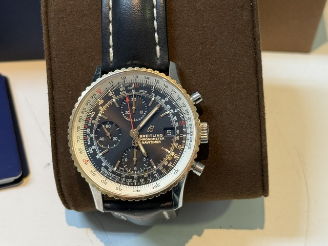 Breitling Navitimer 41 Schwarz Leder, Herrenuhr, Chronograph, Automatik, Edelstahl | Rotgold, Ref. U13324, mit Box und Zertifikat | Zustand: Sehr Gut