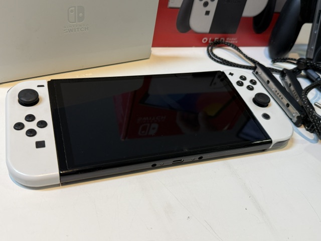Nintendo Switch OLED, Mit Verpackung | Ladegerät | HDMI | Docking | Zustand: Sehr Gut | Farbe: weiss – Bild 4