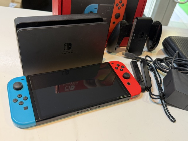 Nintendo Switch OLED Neon-Rot / Neon-Blau, Mit Verpackung, Dockingstation, Ladegerät, HDMI-Kabel und Tasche | Zustand: Sehr Gut | Farbe: schwarz – Bild 2