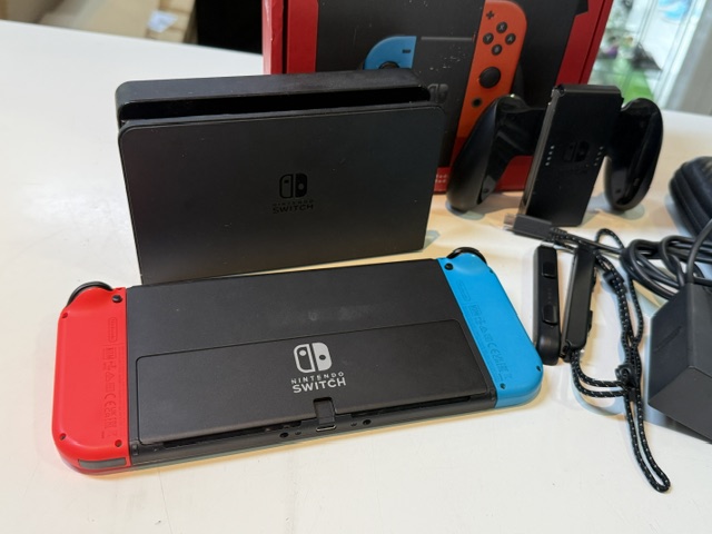 Nintendo Switch OLED Neon-Rot / Neon-Blau, Mit Verpackung, Dockingstation, Ladegerät, HDMI-Kabel und Tasche | Zustand: Sehr Gut | Farbe: schwarz – Bild 3