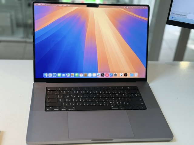 Apple MacBook Pro 16 2021 Space Grau, M1 Pro, 16 GB RAM, 1 TB SSD, Batteriezustand 90%, 169 Ladezyklen, thailändische Tastatur, mit Ladegerät | Zustand: Gut – Bild 3