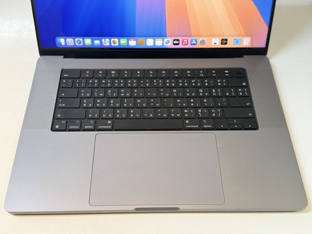 Apple MacBook Pro 16 2021 Space Grau, M1 Pro, 16 GB RAM, 1 TB SSD, Batteriezustand 90%, 169 Ladezyklen, thailändische Tastatur, mit Ladegerät | Zustand: Gut – Bild 4