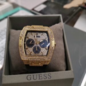 Guess Phoenix Herrenuhr Goldfarben, Multifunktionsuhr mit markantem Tonnengehäuse und komplett mit Kristallen besetztem Zifferblatt sowie Gehäuse, in Originalverpackung. | Zustand: Sehr Gut