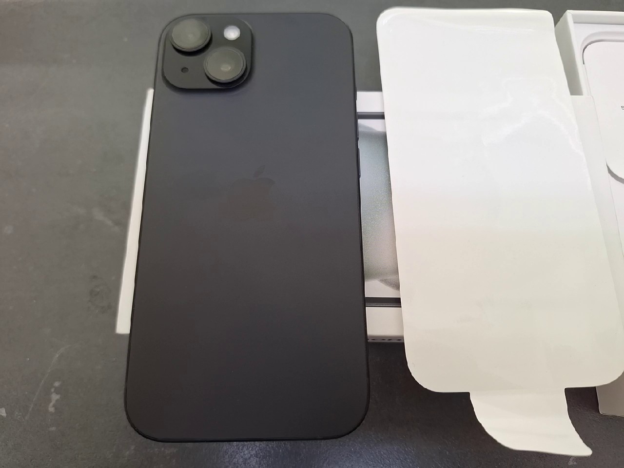 iPhone 15 128GB, OVP, 14 Zyklen, Apple Garantie bis Dezember 2026 | SimLock: Frei | Zustand: Wie Neu | Farbe: schwarz | Akku: 100% – Bild 3