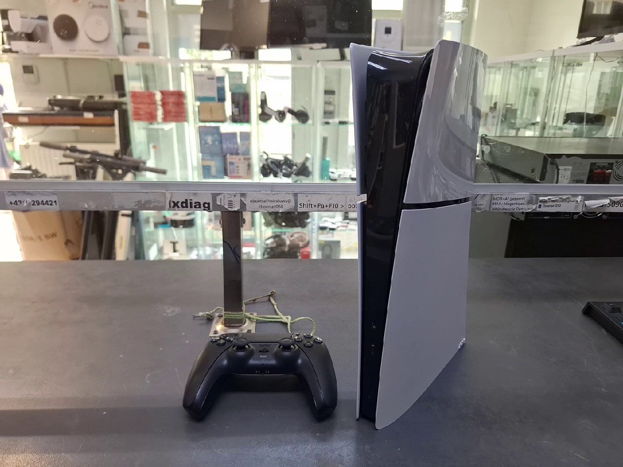Sony PS5 Slim Digital Edition 1Tb mit Fortnite Cobalt Star Bundle, OVP, Controller, Gebrauchsspuren auf Gehäuse | Zustand: Sehr Gut | Farbe: weiss – Bild 2