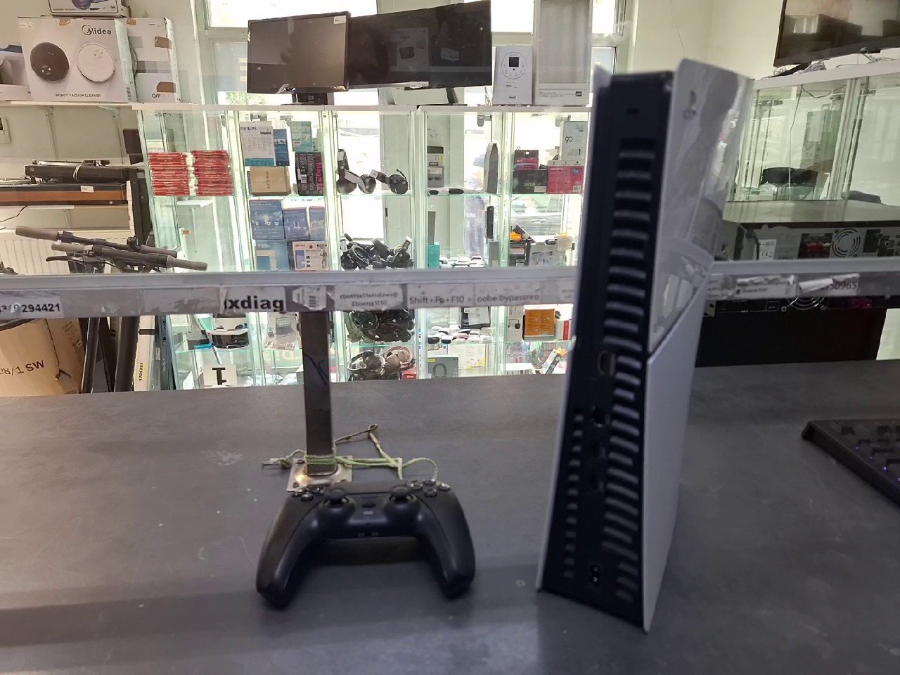 Sony PS5 Slim Digital Edition 1Tb mit Fortnite Cobalt Star Bundle, OVP, Controller, Gebrauchsspuren auf Gehäuse | Zustand: Sehr Gut | Farbe: weiss – Bild 3