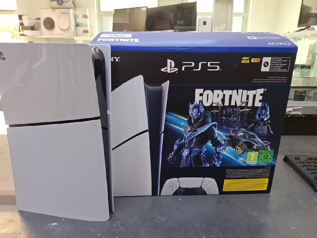 Sony PS5 Slim Digital Edition 1Tb mit Fortnite Cobalt Star Bundle, OVP, Controller, Gebrauchsspuren auf Gehäuse | Zustand: Sehr Gut | Farbe: weiss – Bild 6