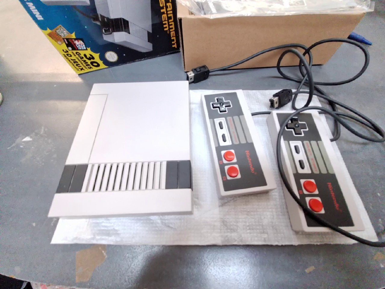 Nintendo Classic Mini NES, OVP, 30 vorinstallierte Spiele, inkl. 2 Controller, OVP | Zustand: Sehr Gut | Farbe: grau – Bild 2