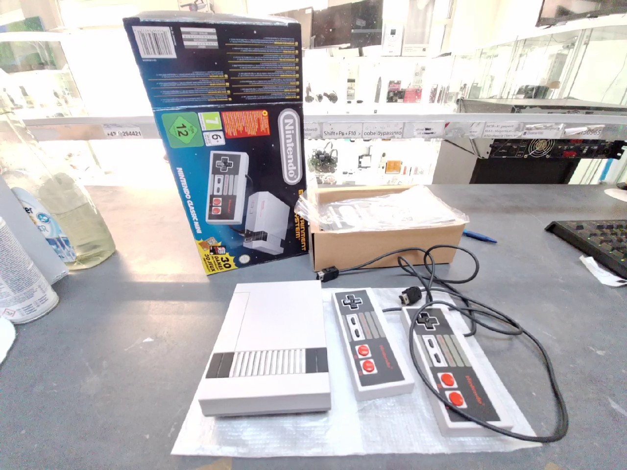 Nintendo Classic Mini NES, OVP, 30 vorinstallierte Spiele, inkl. 2 Controller, OVP | Zustand: Sehr Gut | Farbe: grau – Bild 3